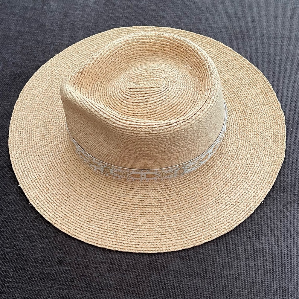 Lack of color straw hat
